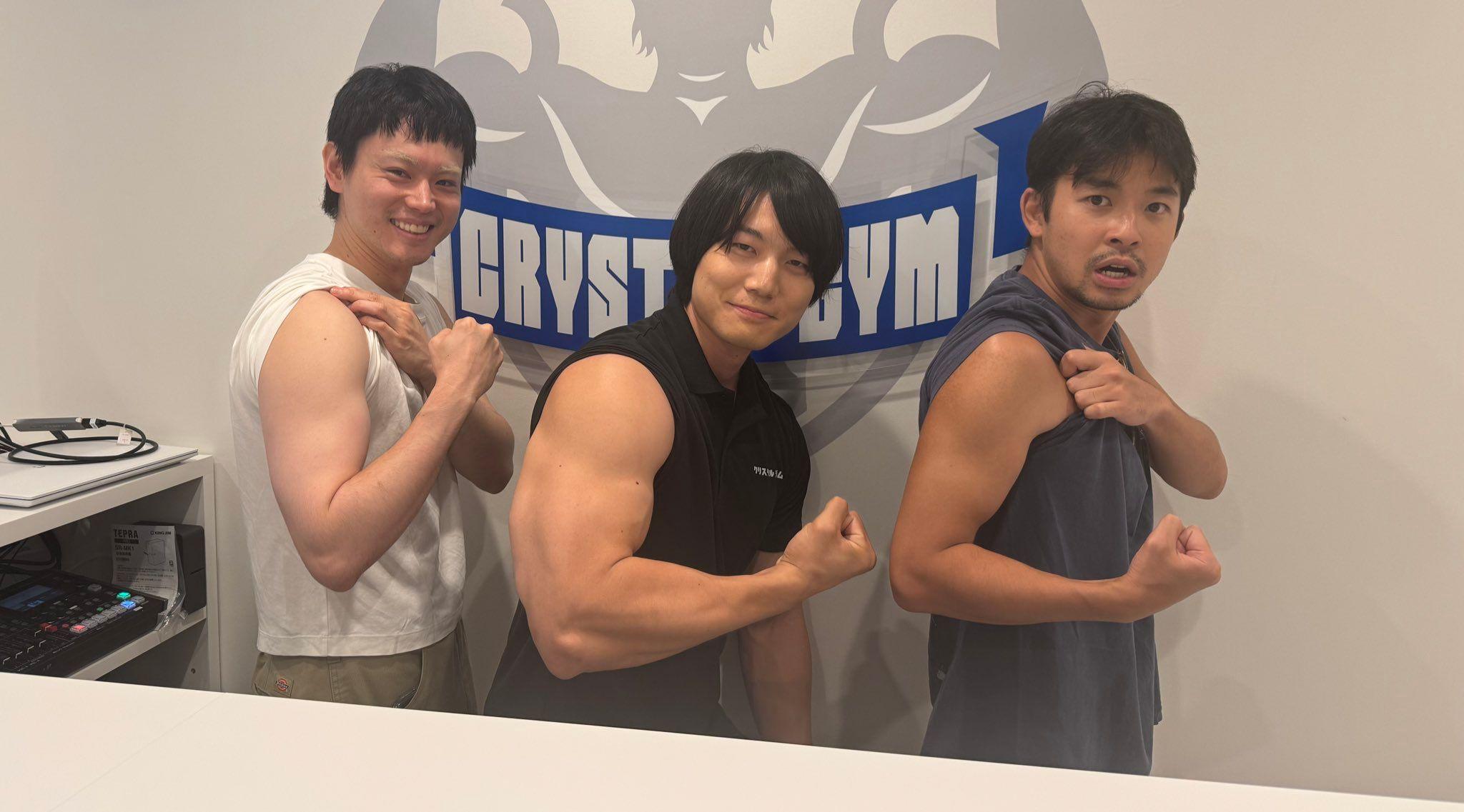 菅田将暉×仲野太賀がムキムキ上腕披露！お笑い界屈指のマッチョ・青木マッチョとの筋トレに「カッコいいの三拍子」