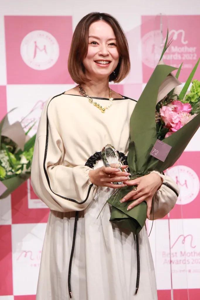 第3子妊娠中の鈴木亜美、ベストマザー賞受賞で「主人にもあげたい賞」_bodies