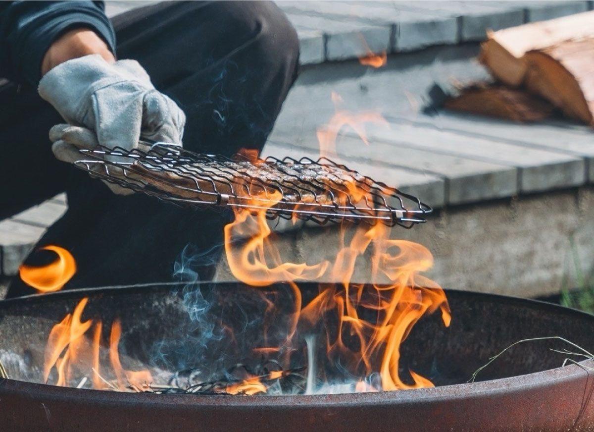 【和歌山・グランピング】カツオのタタキを自分で作る「カツオの藁焼き体験」メニューがスタート！「In the Outdoor白浜志原海岸」