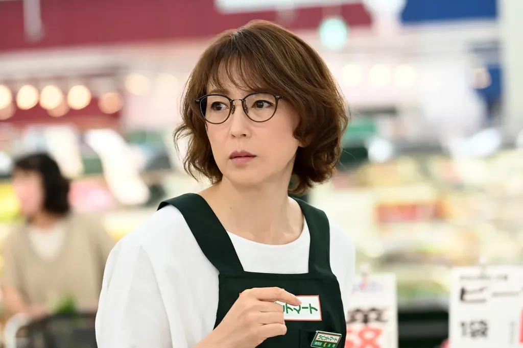 平凡な主婦・妙子（若村麻由美）が大女優の身代わりに！？『この素晴らしき世界』第1話予告_bodies