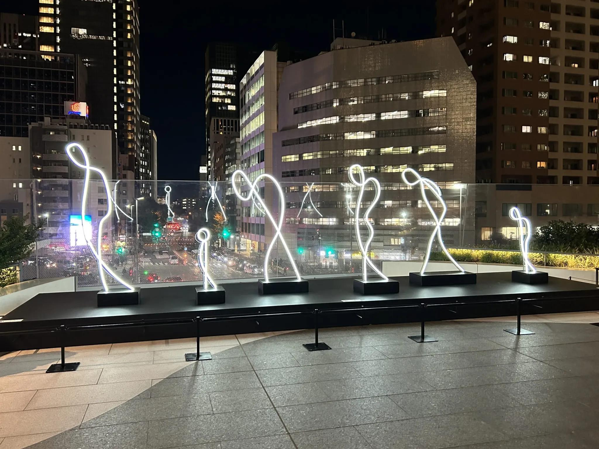 世界各国のアーティストが参加！暗闇に映える光のアート「TORANOMON LIGHT ART」に行ってみた_bodies