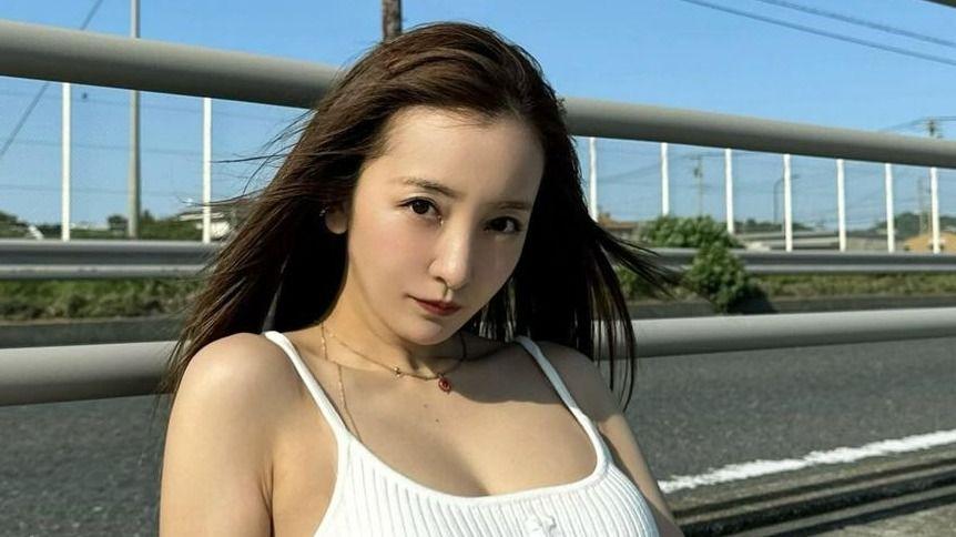 夏が似合いすぎ！板野友美 素肌がまぶしい白キャミ姿にファン悶絶！「大人の雰囲気素敵」