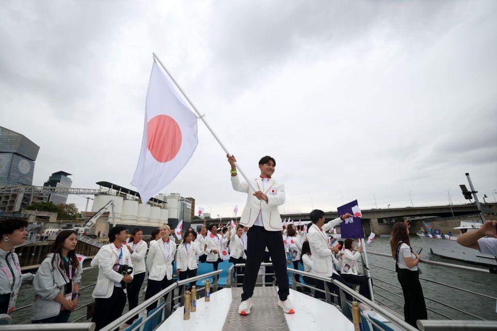 【パリ五輪】開会式に日本選手団が登場　セーヌ川を船に乗って入場行進　史上初のスタジアム外開催