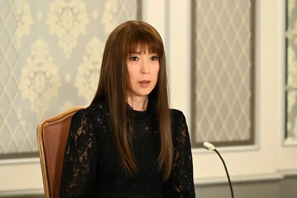 平凡な主婦・妙子（若村麻由美）が大女優の身代わりに！？『この素晴らしき世界』第1話予告_bodies