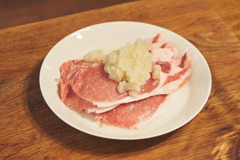 一生使える“きほん”の生姜焼き！ポイントは、こっくりダレ＆粉の使い方【肉loverの感覚レシピ】_bodies