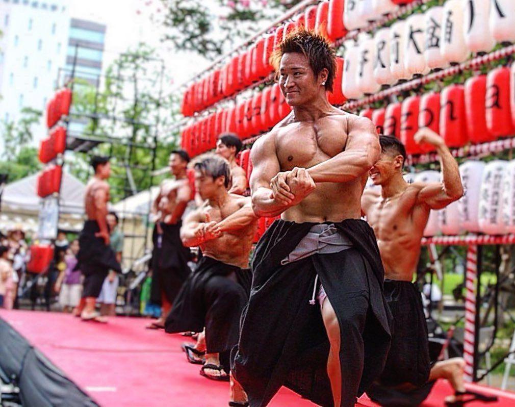 今年の夏は筋肉盆踊り！中野駅前の盆踊り大会にムキムキなマッチョが集結！水鉄砲やバケツでの水かけ企画も