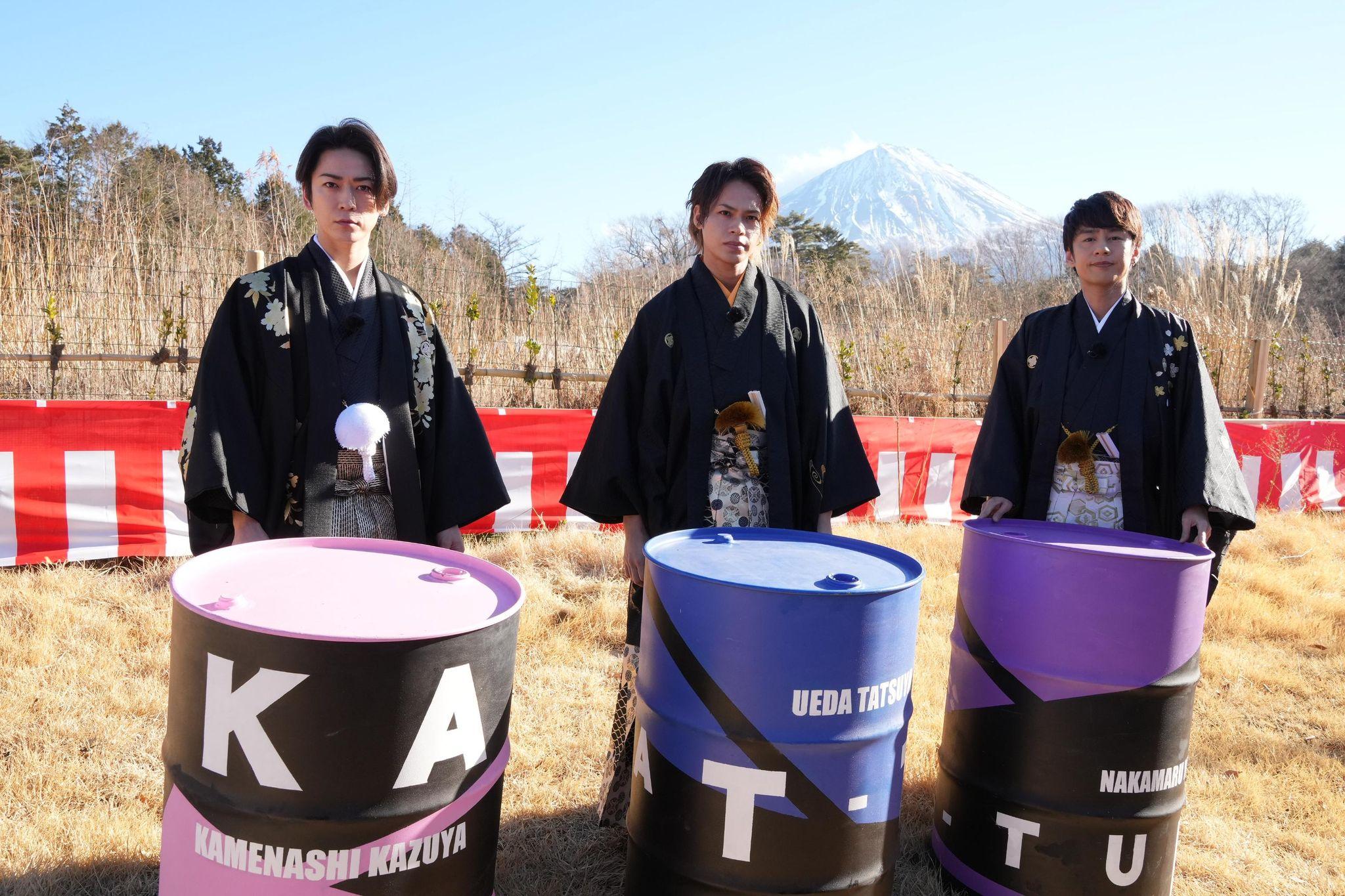 KAT-TUNの亀梨和也さん、上田竜也さん、中丸雄一さんが、新年恒例の袴でBBQを楽しみました。