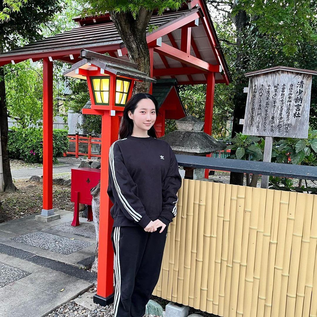 先日お仕事で京都に行けたので#車折神社 に奉納していた玉垣見に行きました！去年の6月ぶり！直接見に行けてなかったのでやっと！社務所さん閉まってたのに気づいて下さってご挨拶もできました #光る君へ 観てくださっているそうでお話もさせていただけて嬉しかったです 大阪にいる頃から芸能神社があるので時々お詣りに行ってましたが、去 (1)