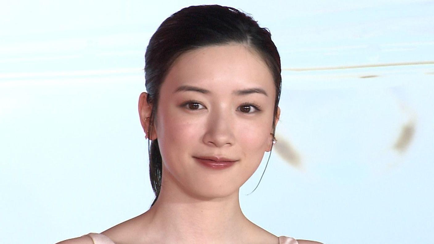 永野芽郁 まるで「てるてる坊主」！？ 頭まですっぽり！レインコート姿に「可愛すぎる」と癒やされるファン続出