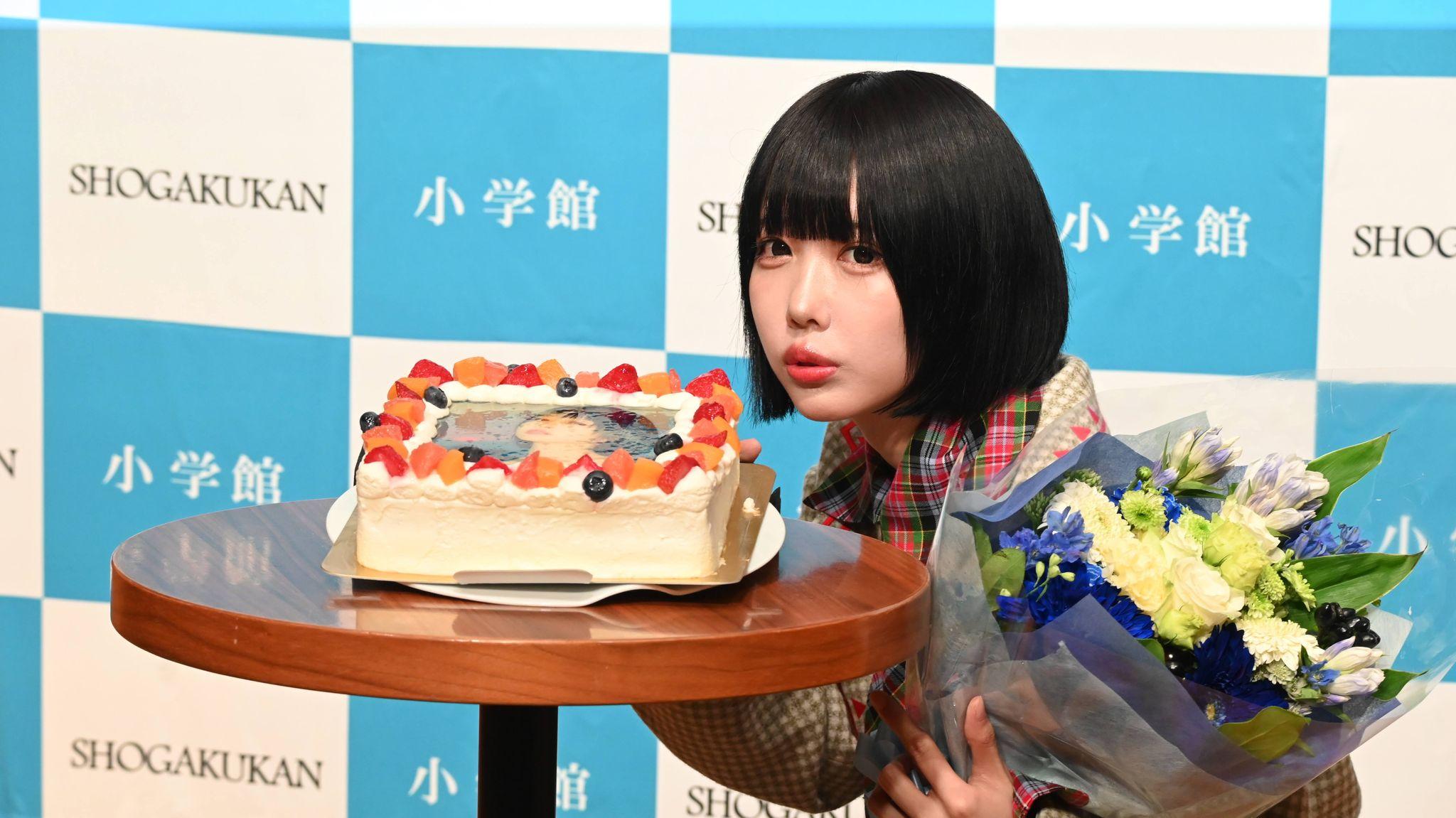 あのちゃん「週刊誌について来られない家を買いたい」誕生日に欲しいものを告白！ケーキと花束贈呈に笑顔