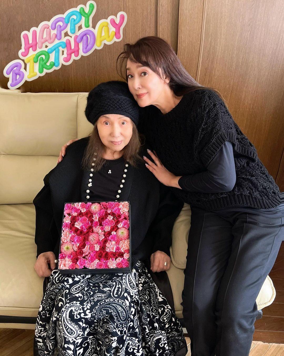 「お肌が綺麗！」浅野ゆう子(64) 92歳母との"顔出し"2ショット公開！「信じられないくらい綺麗」と称賛の嵐