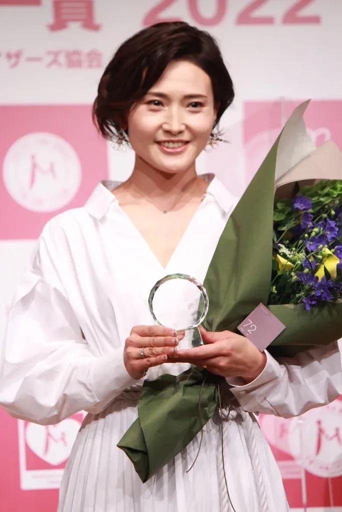第3子妊娠中の鈴木亜美、ベストマザー賞受賞で「主人にもあげたい賞」_bodies