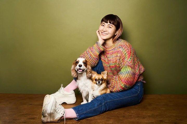 村上佳菜子　“家族写真”を公開  愛犬2匹と記念撮影「最高の写真になりました」とご満悦