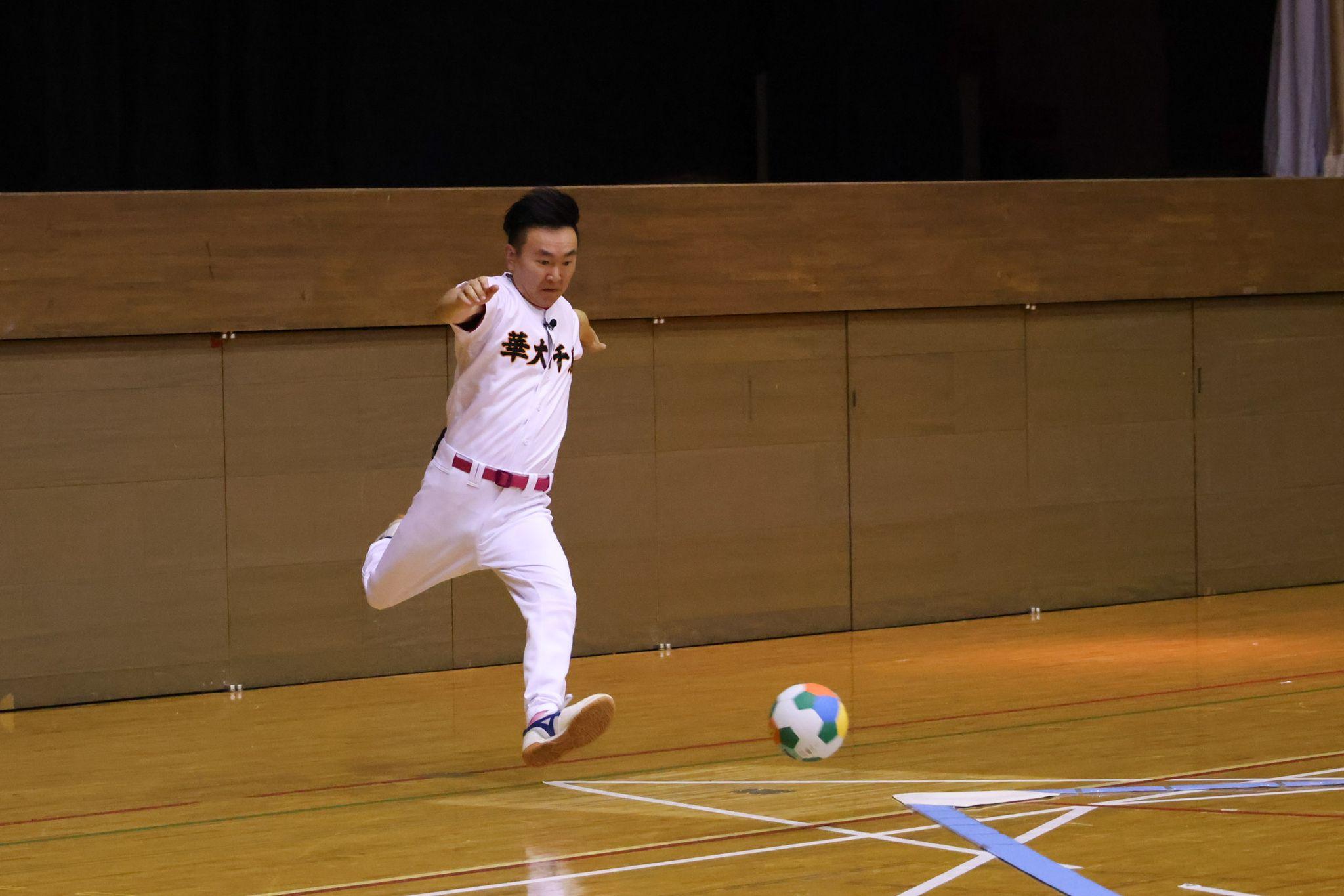 キックベースで強豪小学生と対決！山内健司が先頭打者ホームラン＆濱家隆一はジャンピングキャッチで大活躍も…なぜか山内は賞金もらえず