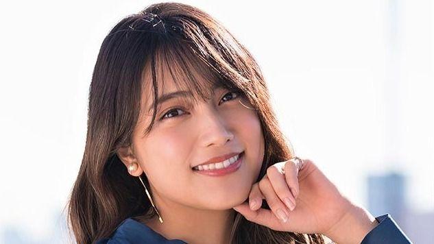 「すごいお姫様が現れた！」元AKB48入山杏奈 人気キャラに仮装！？ワイン直持ちで歩く様子に「物騒すぎて…」