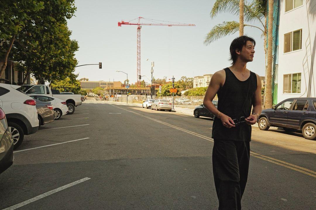 竹内涼真 ムキムキの二の腕を披露  サンディエゴを散策する姿に「世界で1番タンクトップが似合う男」と絶賛の声