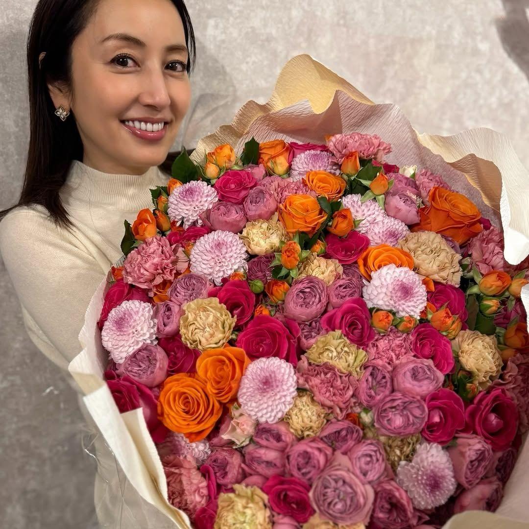 「花束よりも輝いてる！」矢田亜希子 46歳誕生日の“幸せショット”披露「笑顔がステキ」とファン絶賛