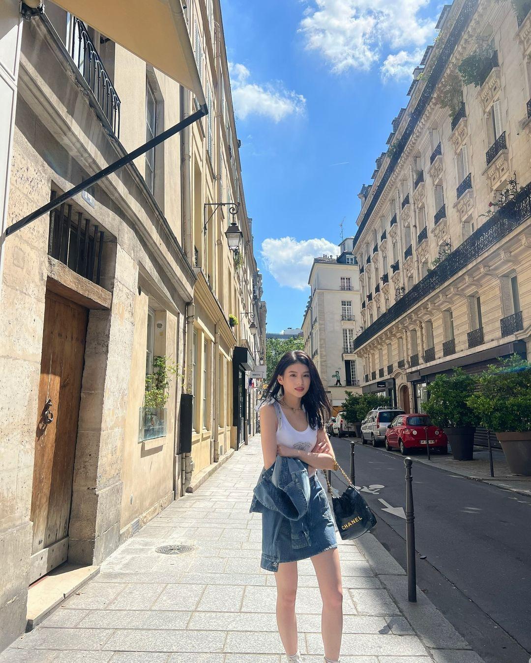出口夏希　美スタイル際立つ全身デニムコーデでパリの街を散策！プライベートショット公開に「本当に存在する？」の声