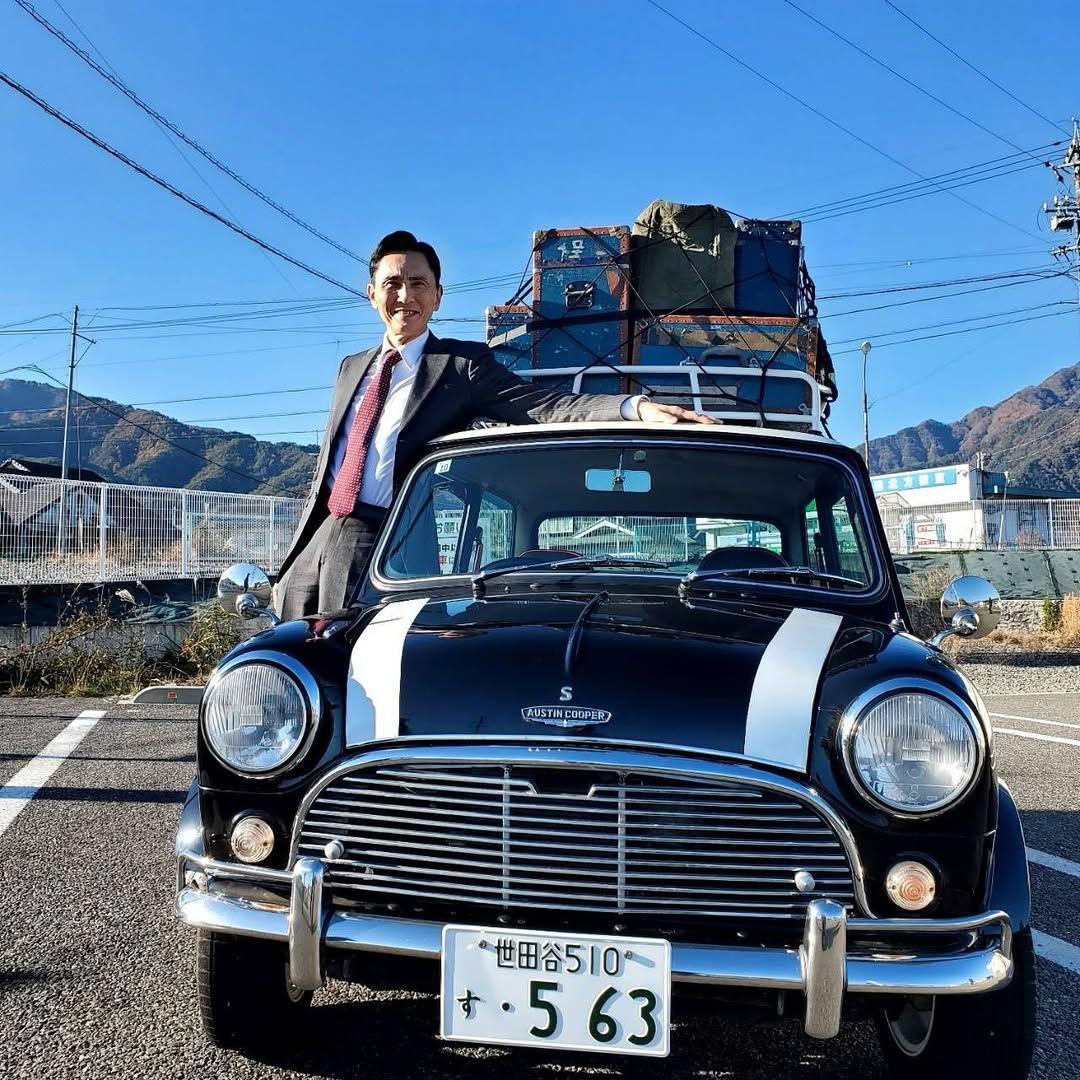 「大きい人乗れる？」松重豊 “五郎の愛車”と2ショット！ナンバープレートに「こだわってますねー！」とファン注目