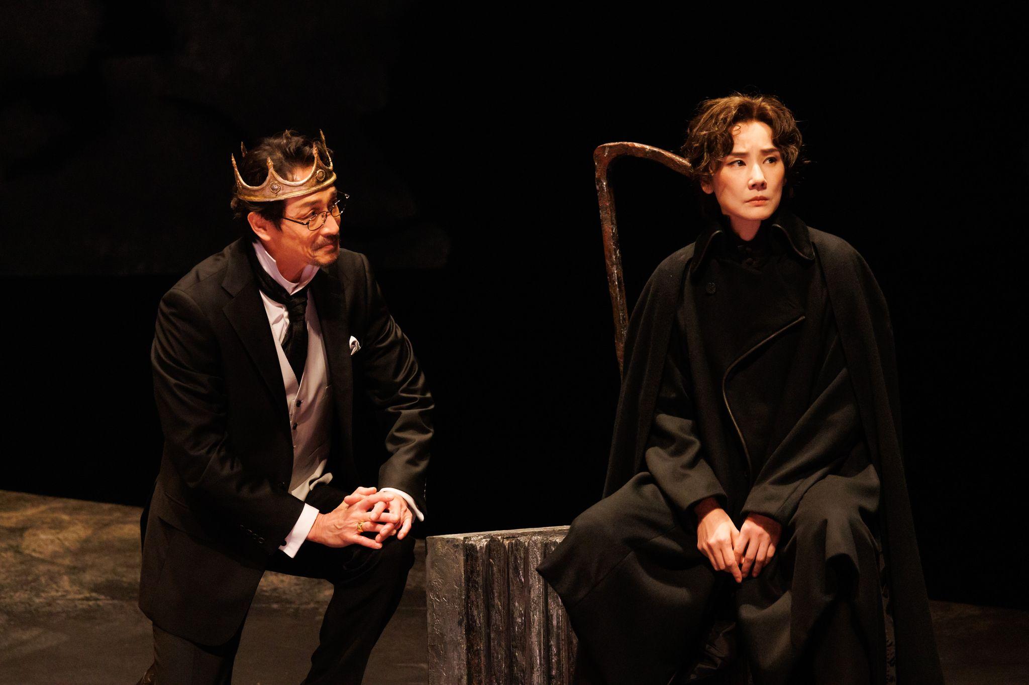 左から）吉田栄作、吉田羊（舞台『ハムレットQ1』より／撮影：加藤幸広）