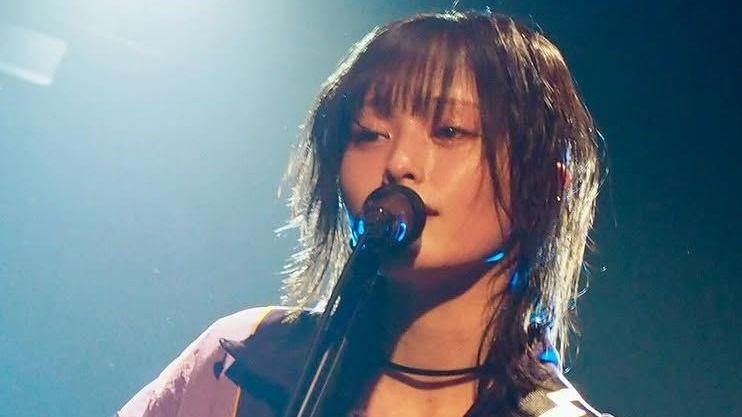 「お化粧変えた？」山本彩 赤リップ際立つ“赤メイク”姿での札幌ライブオフショット公開！かわいらしい雪だるま作りも