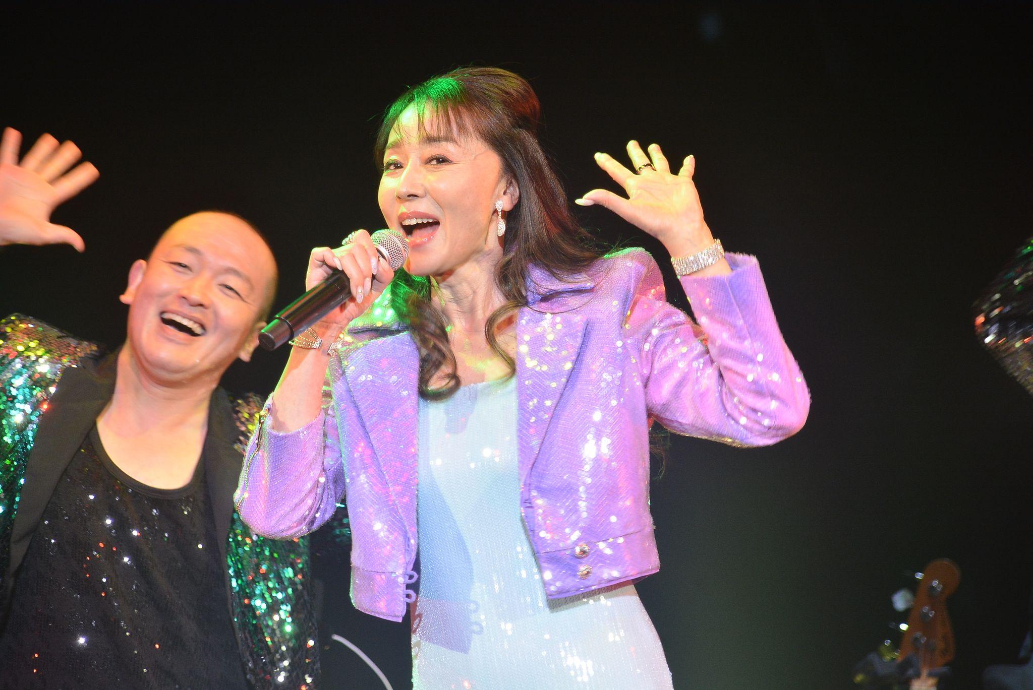 浅野ゆう子が40年ぶりの新曲披露！デビュー時から変わらぬ美脚「ジャンプするカモシカ」で芸能生活50年ライブを歌い踊る