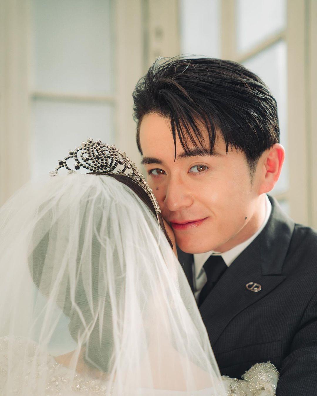 藤森慎吾 2ショットのウエディングフォトを公開！結婚発表後初の投稿で3色のスーツ姿や妻と顔を寄せ合う写真、2人の指輪を披露