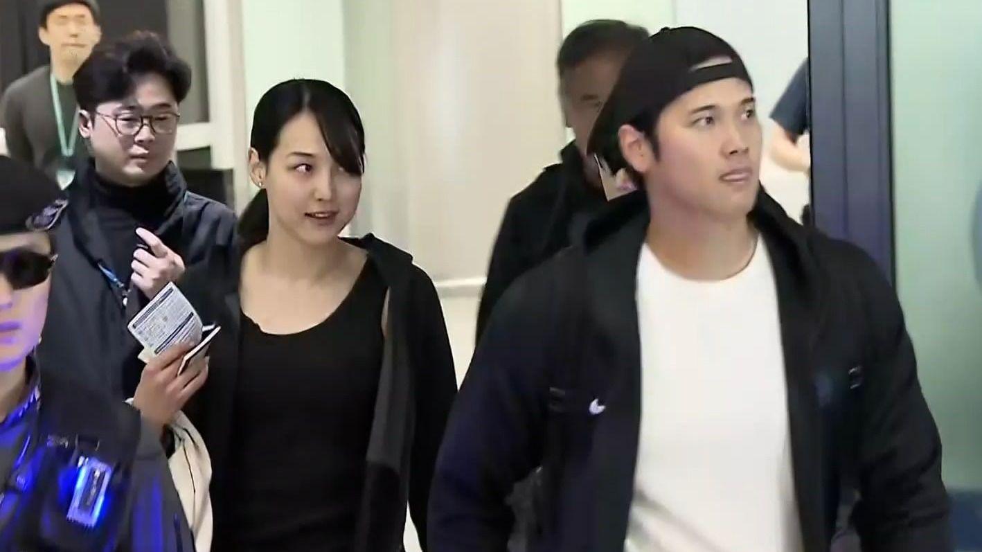 大谷翔平選手が韓国に到着  「妻」もファンの前に姿　大谷選手の少し後ろを歩く