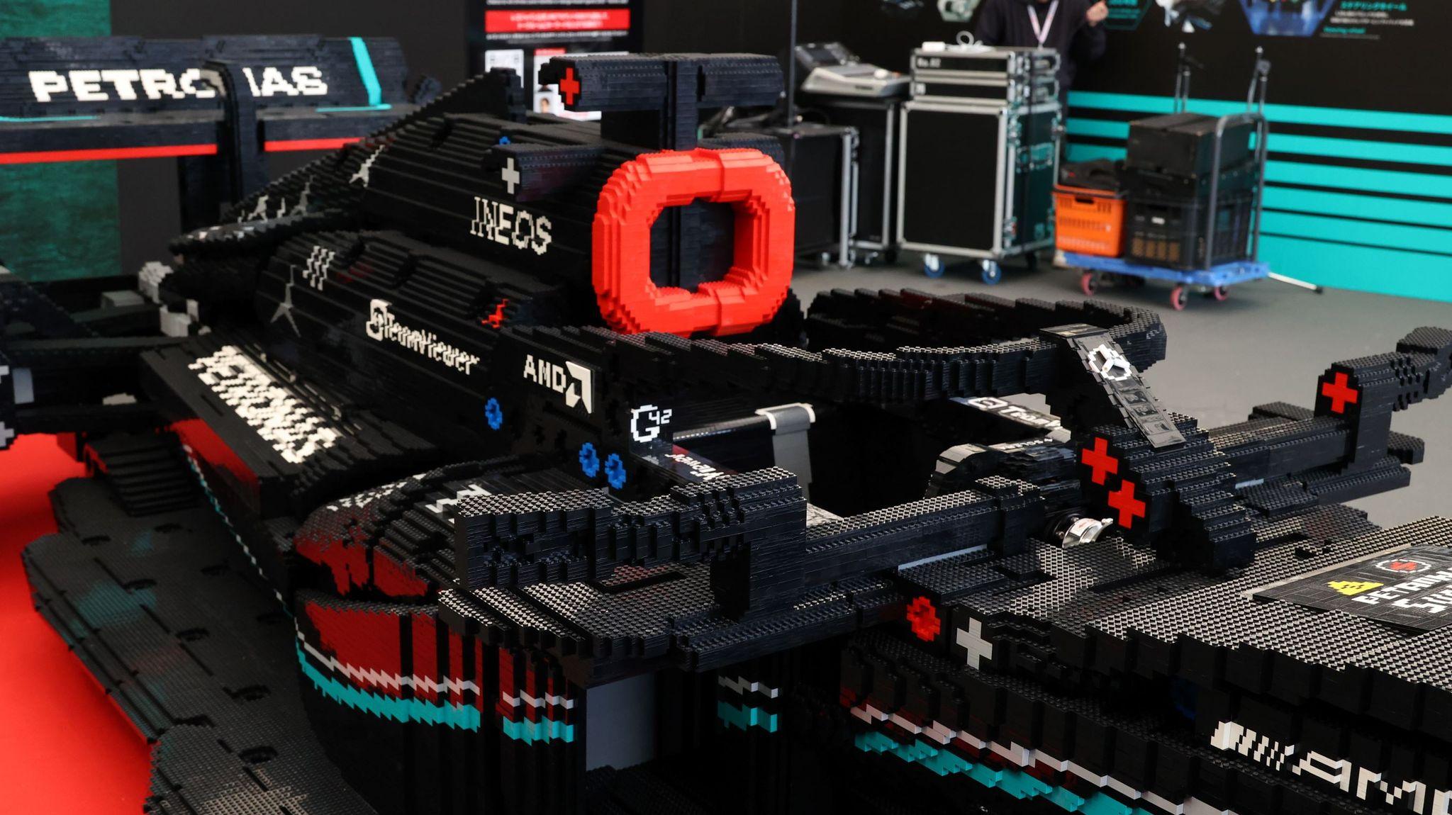レゴブロックで作られたメルセデスのF1マシンがお披露目