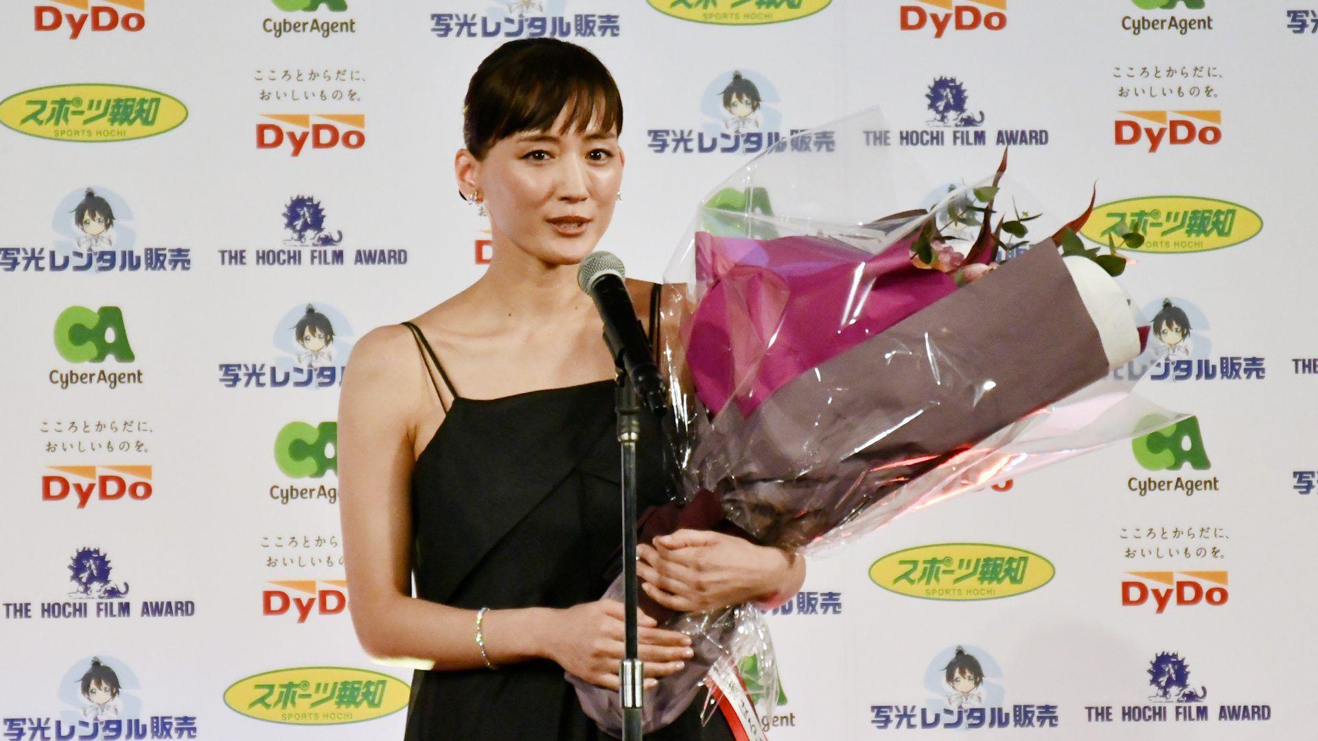 綾瀬はるか「どちらも難役だった」アクション光る2作品で「報知映画賞」主演女優賞を受賞