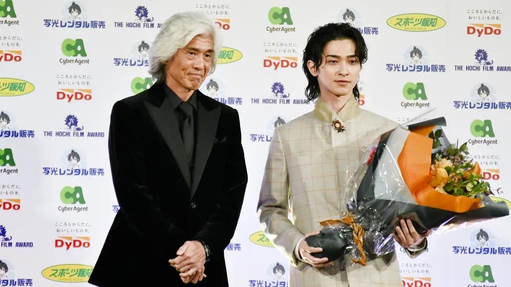 【写真3枚】映画賞授賞式で花束を手にする横浜流星