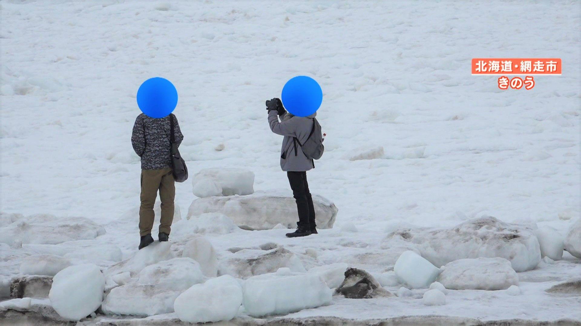 “オホーツク流氷”に乗り写真撮影する危険行為相次ぐ「落ちると助からない」救助難しく15分で死に至る可能性も