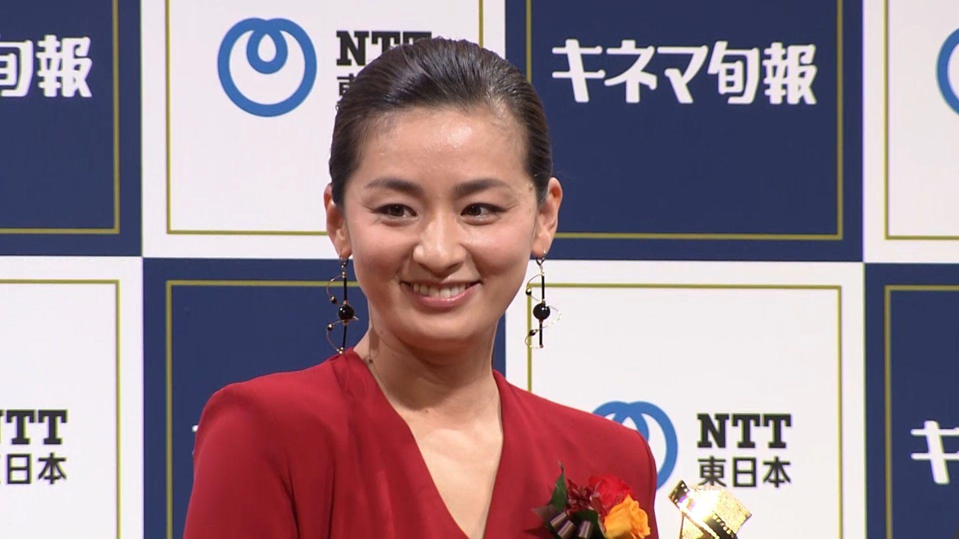 尾野真千子が「親子」で受賞！キネマ旬報ベスト・テン表彰式で見せた“母の顔”