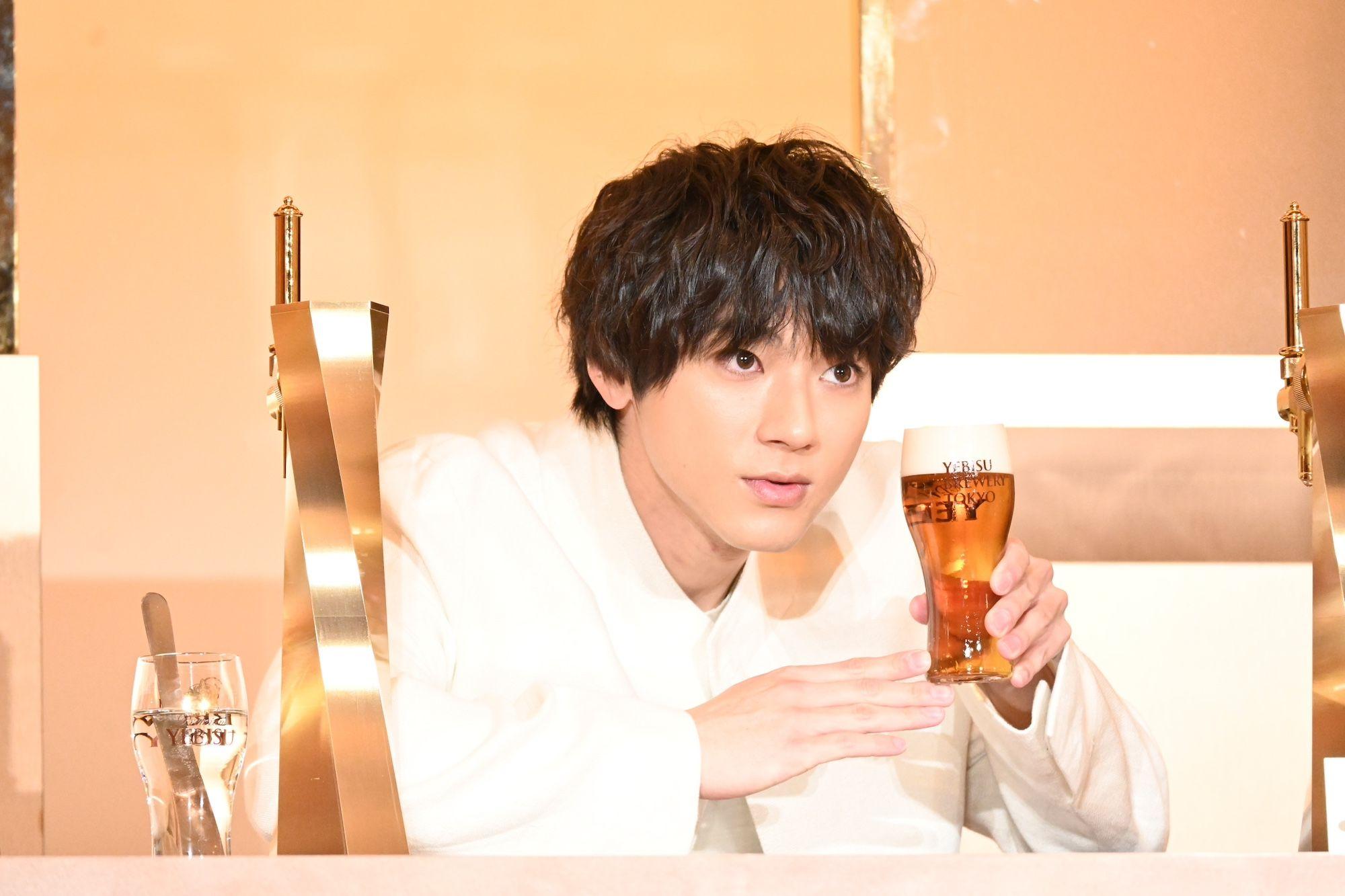 山田裕貴「ゴールドが似合う男になりたい」西野七瀬との結婚発表後、初の公の場でビール注ぎ＆試飲に挑戦