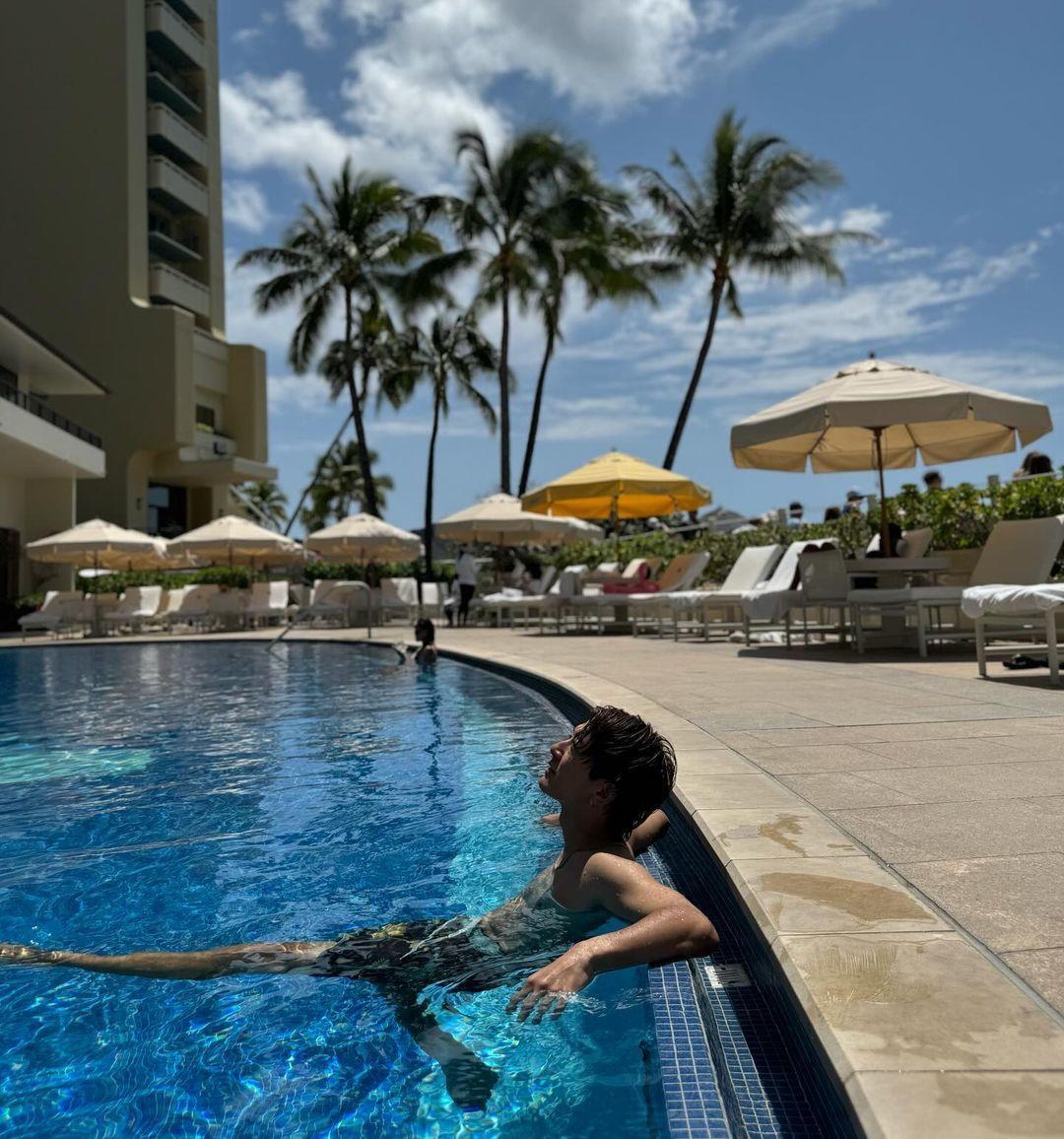 みちょぱとのハワイ結婚式が話題の大倉士門 高級ホテル「ハレクラニ」でのプール写真を公開「またすぐ泊まりたい。。」