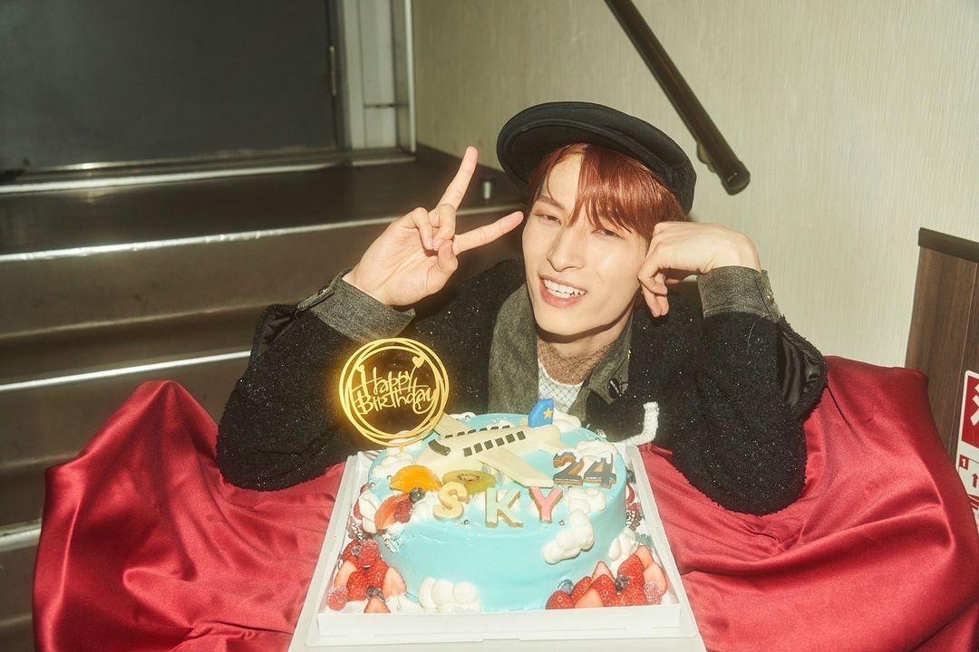JO1金城碧海　24歳の誕生日に幼少期の写真を公開「今も昔もイケメン！」“SKY”入りバースデーケーキも！